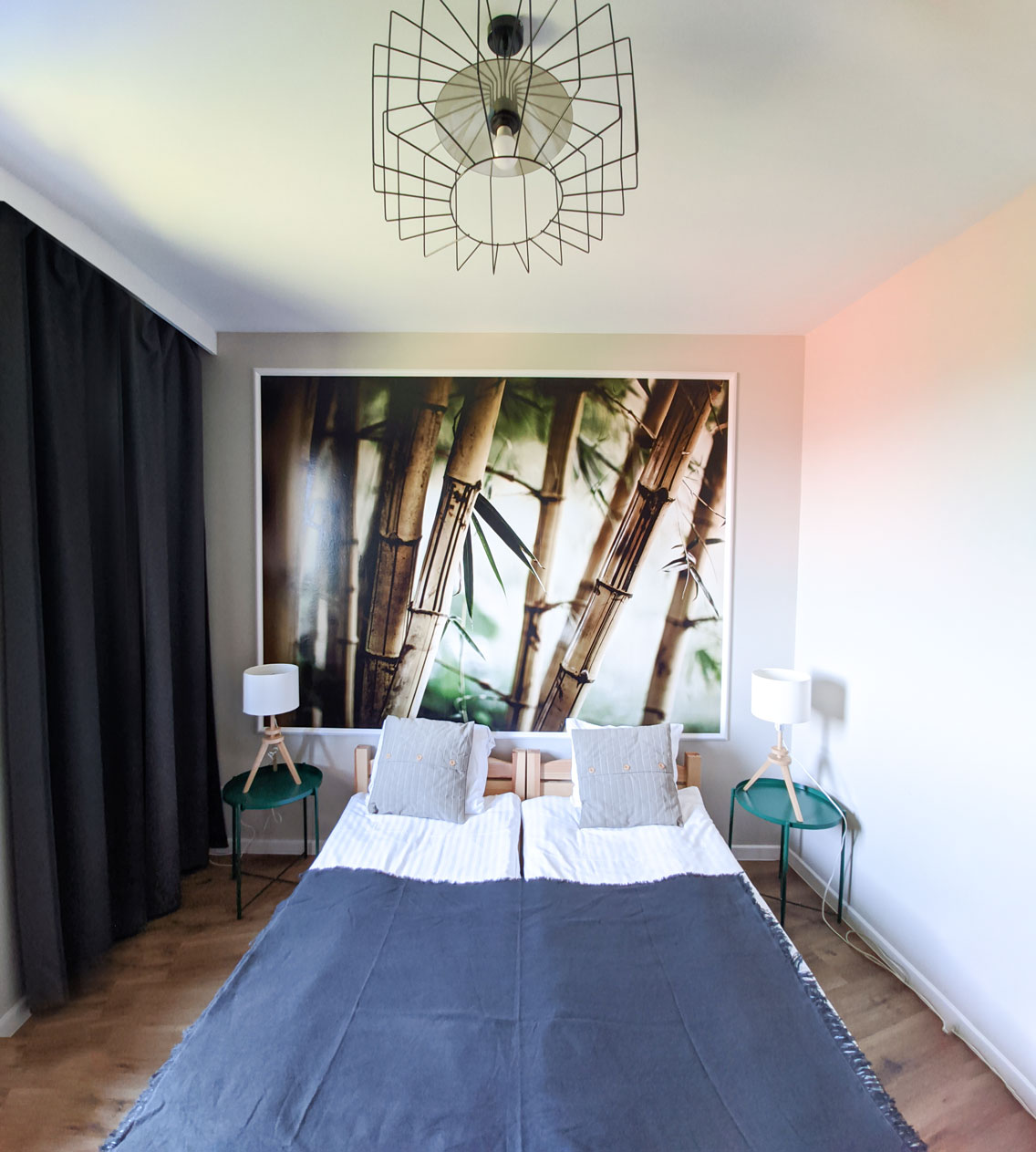 Pokój apartament bambusowy naturalny Villa Idylla Karkonosze pensjonat przesieka noclegi salon łózko łazienka kuchnia